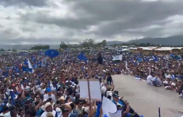 Locura por la vuelta de JOH a Honduras: el beso con su mujer y el caso que enfrentará