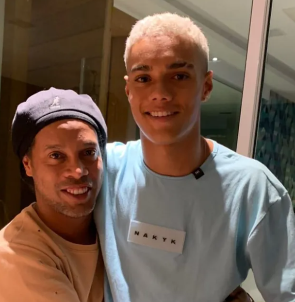 Hijo de Ronaldinho se marchó del Barcelona y tiene nuevo club en Inglaterra: firmó por dos años