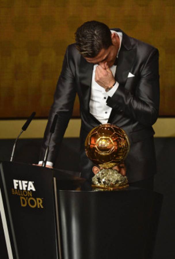 Cristiano entre lágrimas recibe el Balón de Oro 2013