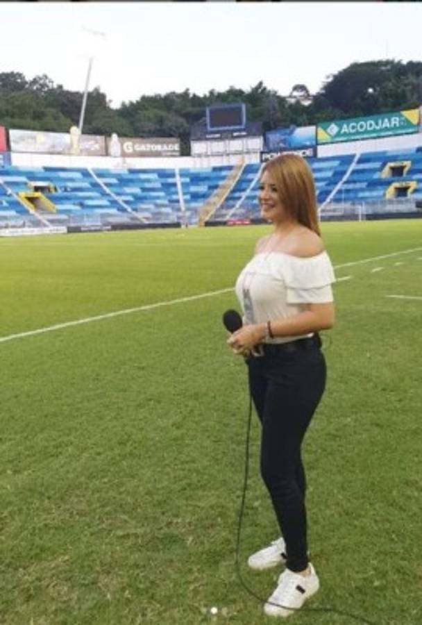 Linda Cruz, la sexy periodista deportiva centroamericana que pasa sus vacaciones en La Ceiba