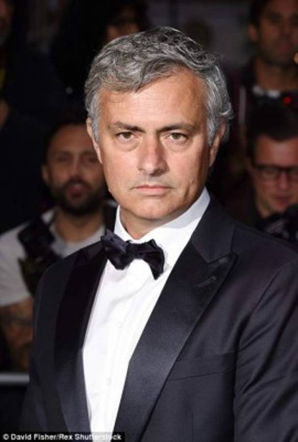 Hija de Mourinho levanta suspiros al acompañar a su padres los Premios GQ