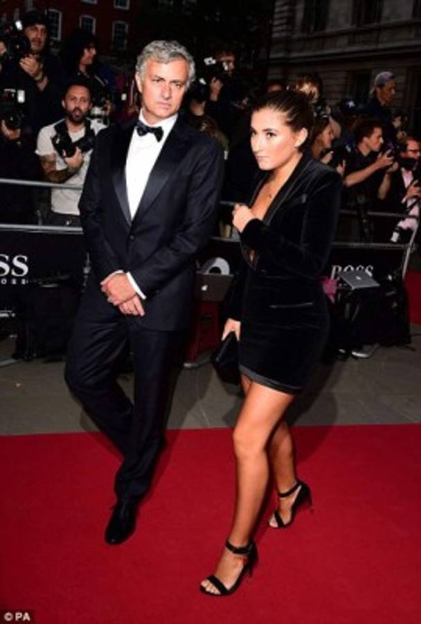Hija de Mourinho levanta suspiros al acompañar a su padres los Premios GQ