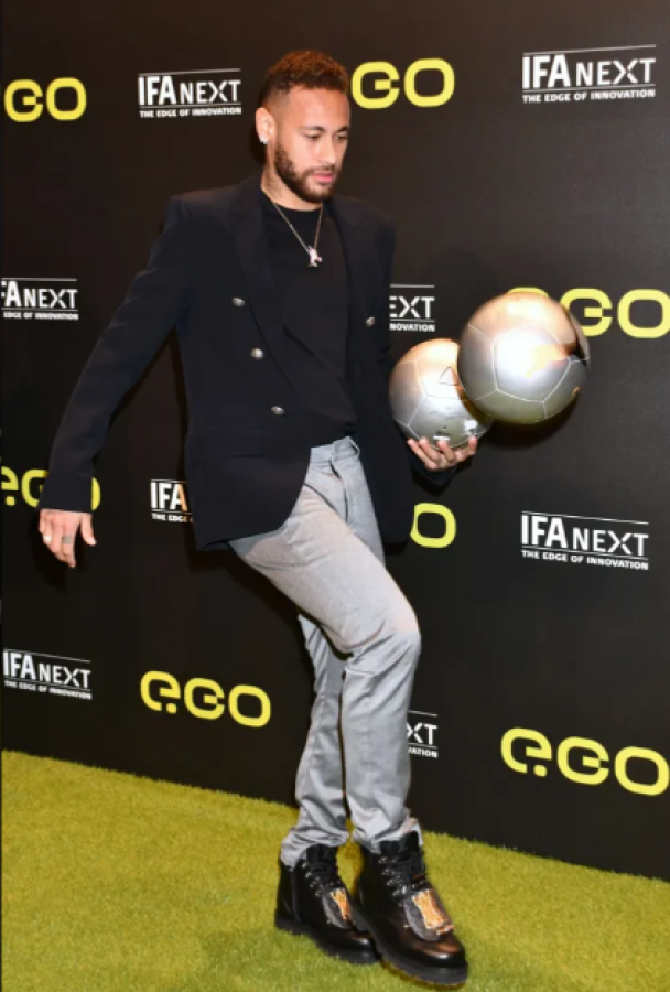 Así es la nueva máquina de Neymar: acompañado de la atleta más sexi del mundo y lució unas valiosas botas