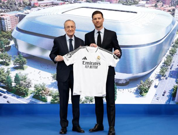 Así fue presentado Xabi Alonso como nuevo técnico del Real Madrid: acompañado por su esposa y el contrato que firmó