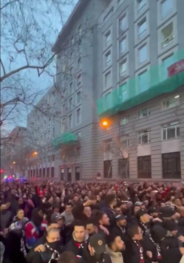Espectacular recibimiento a los jugadores del Real Madrid en el Bernabéu y los invitados de lujo