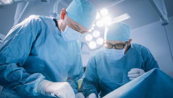 De los 33 cirujanos, 22 se especializaban en cirugía general, nueve en obstetricia y ginecología, y los restantes dos en urología.