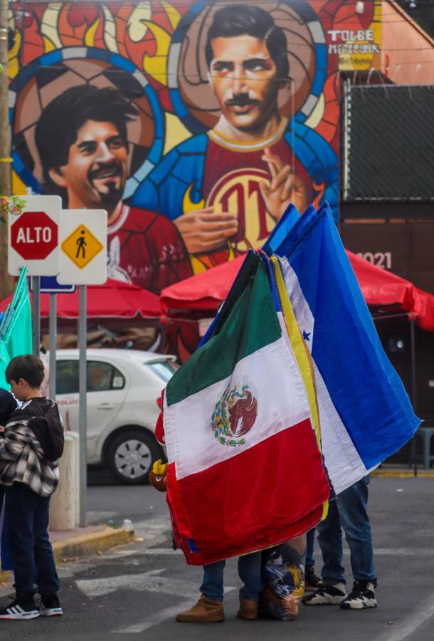 Belleza hondureña en Toluca y las banderas cinco estrellas inundan las calles en el México vs Honduras