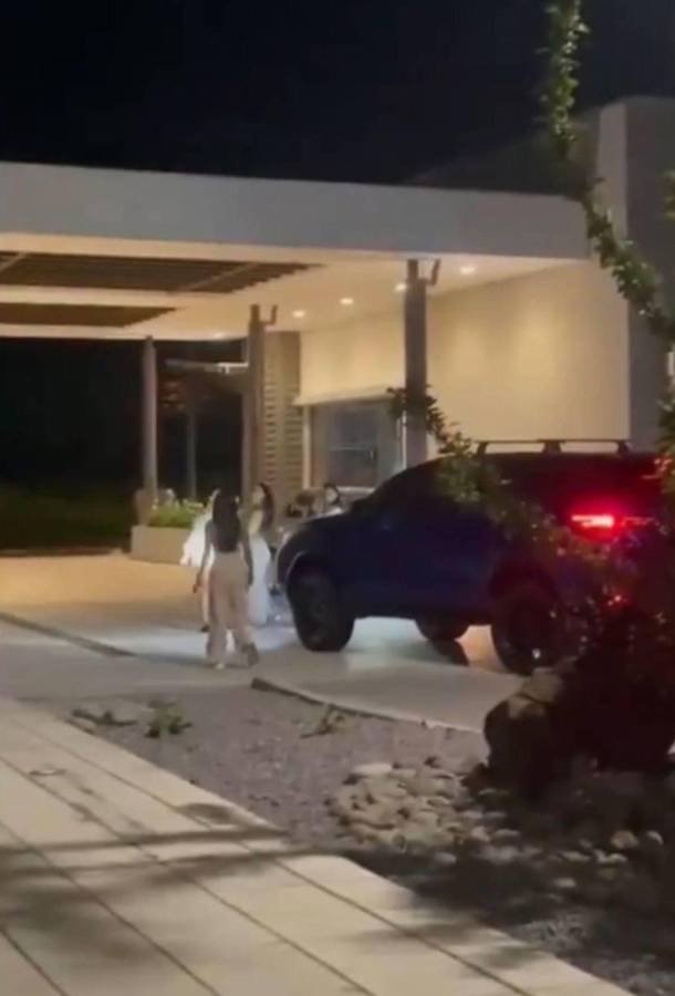 ¡Escándalo por infiel! Futbolista de Costa Rica fue encarado por su mujer cuando iba con su amante: ¿Me va a pasar por encima?