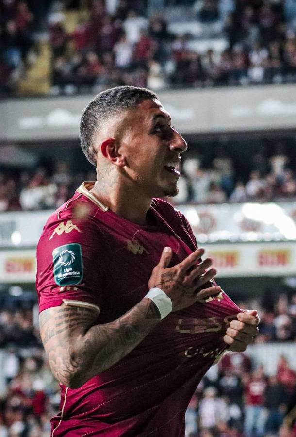 ¡Escándalo por infiel! Futbolista de Costa Rica fue encarado por su mujer cuando iba con su amante: ¿Me va a pasar por encima?