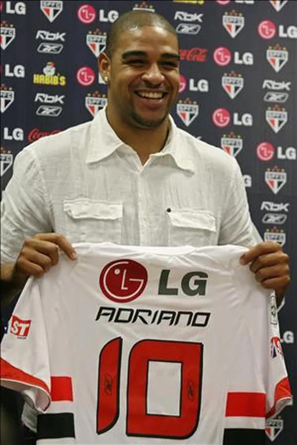 ¿Adriano hundido en el alcohol y sin familia? Revelan lo que realmente pasó con ‘El Emperador’, el exjugador brasileño