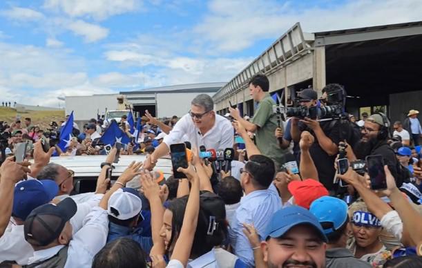 Locura por la vuelta de JOH a Honduras: el beso con su mujer y el caso que enfrentará