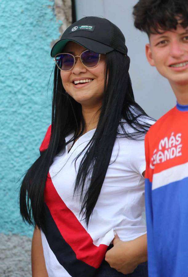 ¿Quién es la aficionada de la Máquina que se roba las miradas? Bellezas adornan la final entre Olimpia y Real España