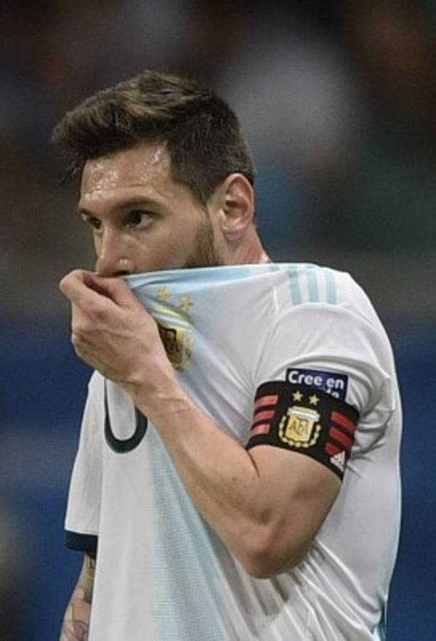 Argentina: El dolor de Messi y la sexi aficionada en la derrota ante Colombia en la Copa América 2019