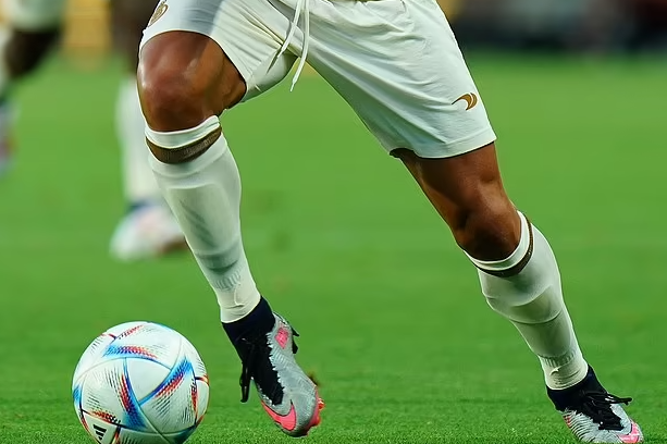 Cristiano Ronaldo lució unas espinilleras Adidas que le podrían traer problemas con Nike.