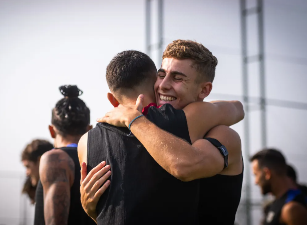 Futbolista del Barcelona presentó a su novia y es vacilado por sus compañeros: “Estás a tiempo de borrar”