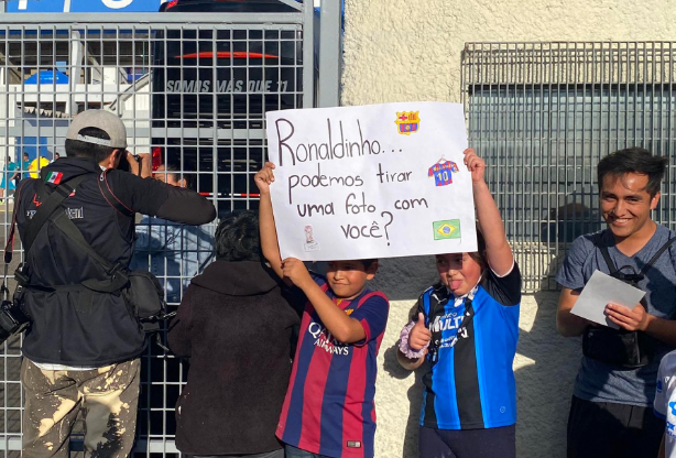 Así fue el regreso de Ronaldinho a México para la reapertura del estadio del Querétaro: solo aguantó medio tiempo