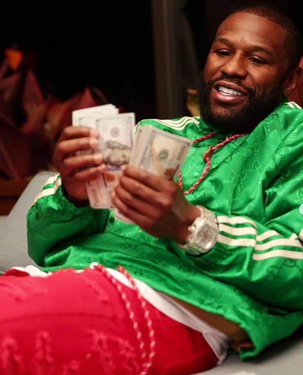 Afirman que Floyd Mayweather ha despilfarrado ya toda su fortuna: “Está en bancarrota y se gastó el dinero en chicas”