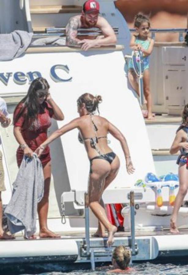 Las espectaculares vacaciones de Messi, Fábregas y Suárez con sus bellas mujeres