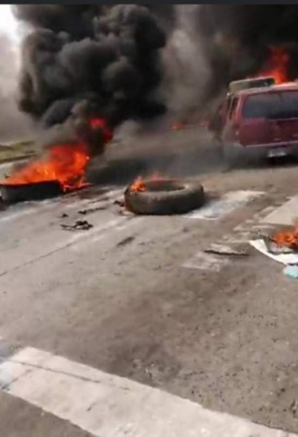 Protestas en Choloma pidiendo comida: Intentos de saqueos y quema de vehículos