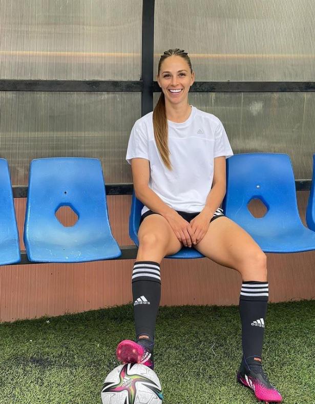 El beso de dos jugadoras tras el título de Monterrey en la Liga MX Femenil; una es futbolista del América