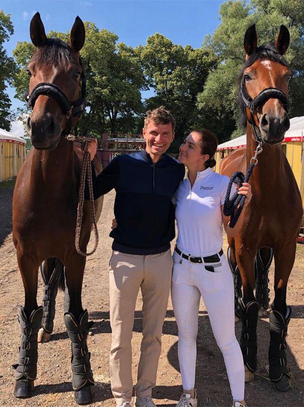 El insólito negocio de Thomas Müller: acusado de maltrato animal por dejar que sus caballos tengan “actos sexuales antinaturales”