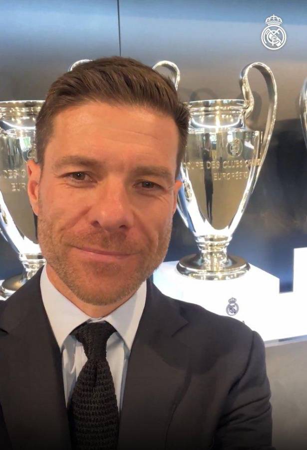 Así fue presentado Xabi Alonso como nuevo técnico del Real Madrid: acompañado por su esposa y el contrato que firmó