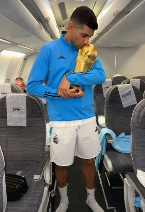 Lo que se vive dentro del avión: así viajan los jugadores de Argentina de vuelta a su país con la Copa del Mundo tras vencer a Francia