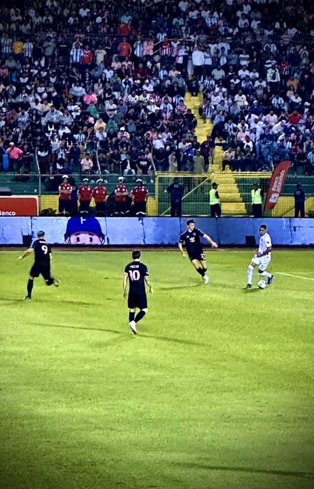 Afición hondureña comparte las mejores fotografías que le tomó a Messi en el estadio Olímpico de San Pedro Sula