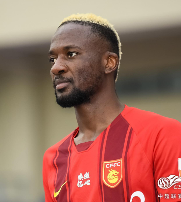 No es broma: futbolista se pierde su propia boda por cumplir órdenes del club... ¡y envía a su hermano en su lugar!