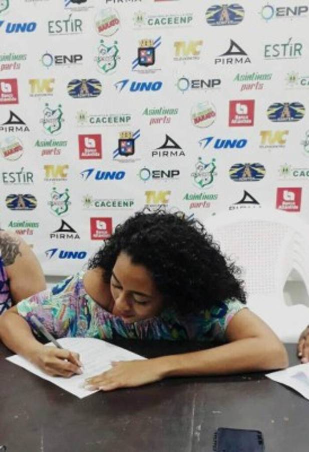 Ella es Escarleth Desire, la hermosa volante del Platense Femenino