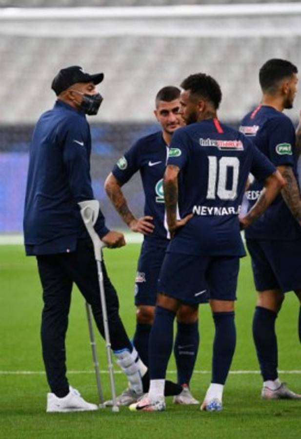 Fotos: Mbappé, entre lágrimas y en muletas, la tremenda pelea por su lesión y el festejo del PSG