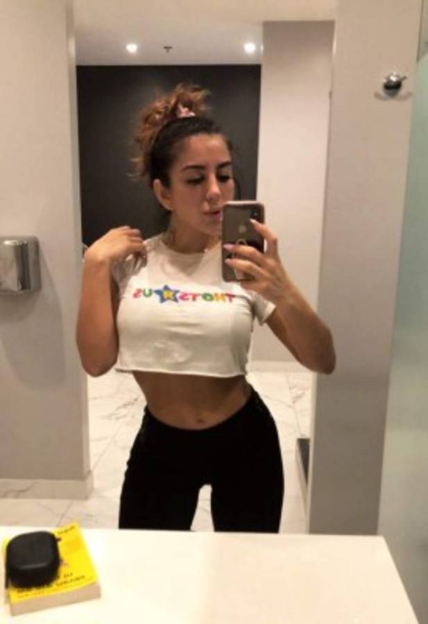 ¡ARDIENTE! Lena the Plug, la youtuber que calentó el verano de manera agresiva