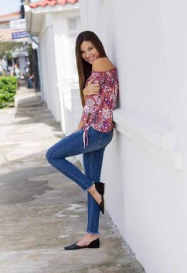 María José González, la periodista tica que enamora con su carisma y sonrisa