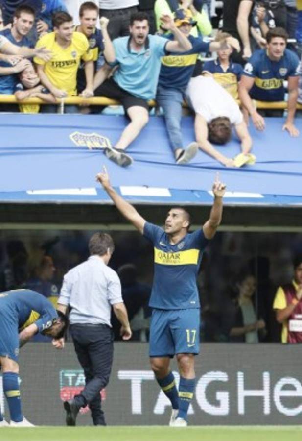 No se vio en TV: El regaño de Tévez a jugadores de Boca y la manta que enoja a River