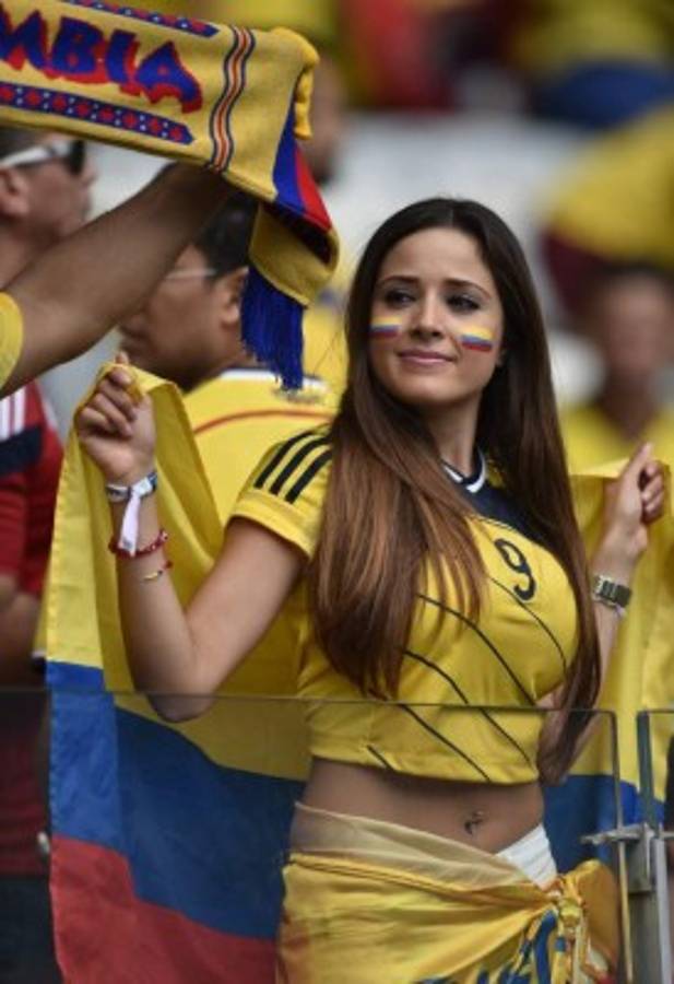 Las hermosas colombianas y su fiesta en partido Colombia-Grecia