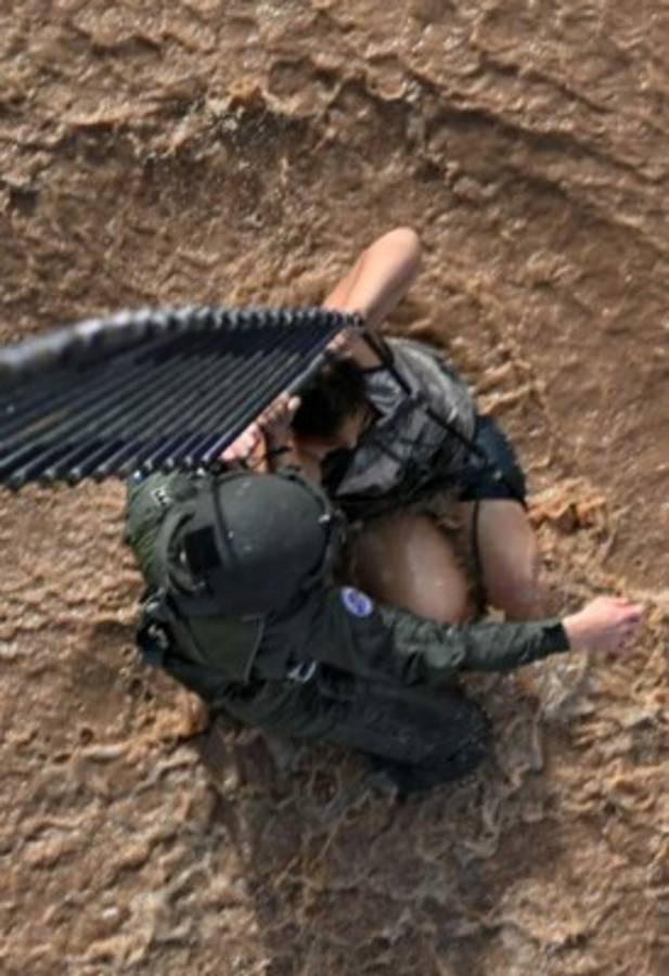 Impactante: El dramático rescate de hondureños que estaban en un árbol tras el paso de Iota