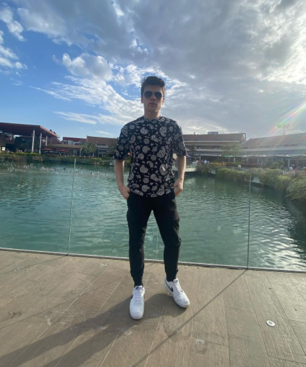 El salario y un exigente horario de trabajo: Pedrerol despide a uno de sus colaboradores más graciosos de ‘El Chiringuito’