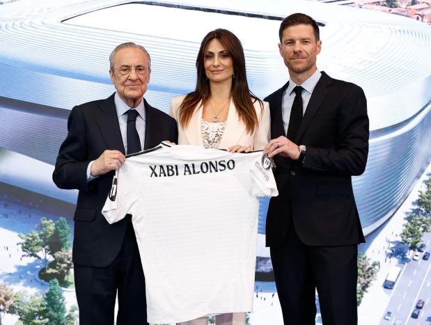 Así fue presentado Xabi Alonso como nuevo técnico del Real Madrid: acompañado por su esposa y el contrato que firmó