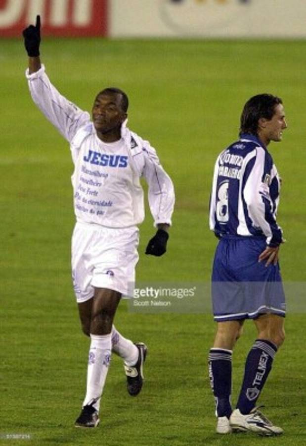 Futbolistas valientes que no le temen a una amarilla por mostrar su fe