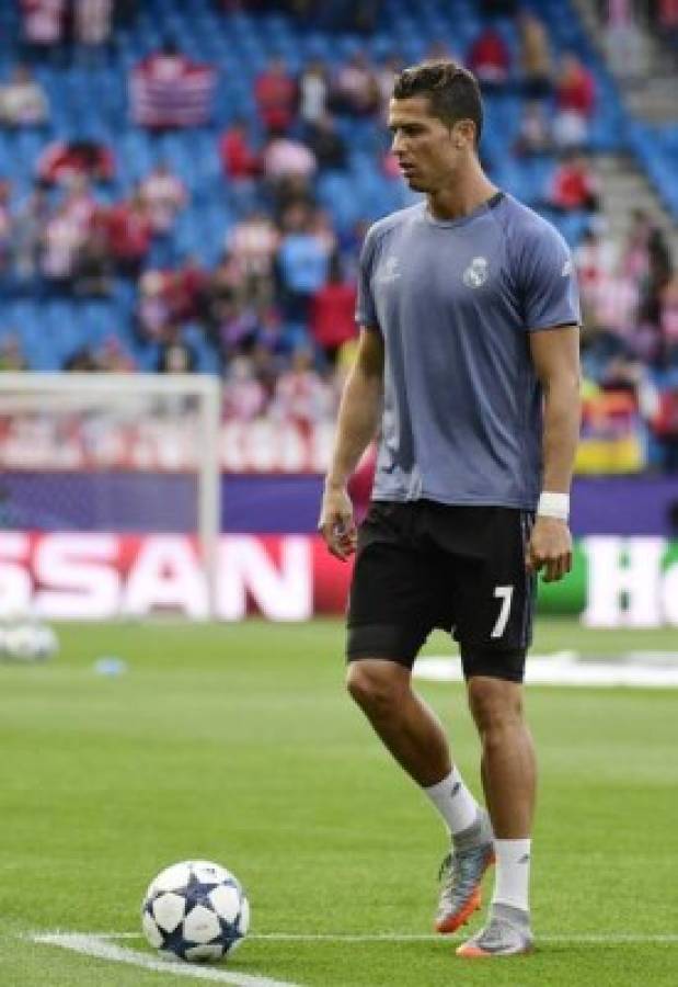 Real Madrid's Portuguese forward Cristiano Ronaldo warms up before the UEFA Champions League semifinal second leg football match Club Atletico de Madrid vs Real Madrid CF at the Vicente Calderon stadium in Madrid, on May 10, 2017. / AFP PHOTO / PIERRE-PHILIPPE MARCOU
