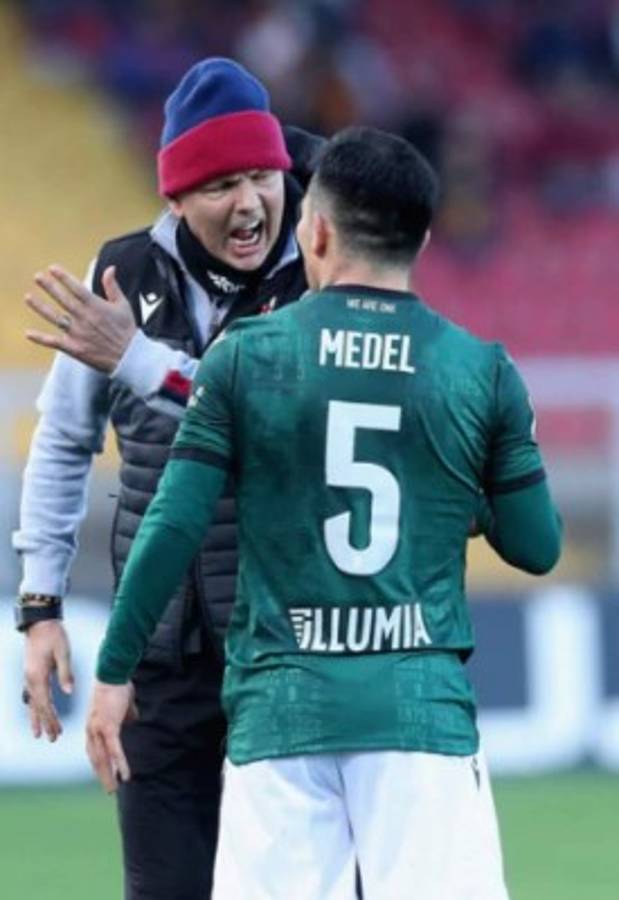 Gary Medel se pelea con su entrenador Sinisa Mihajlovic en pleno partido en Italia