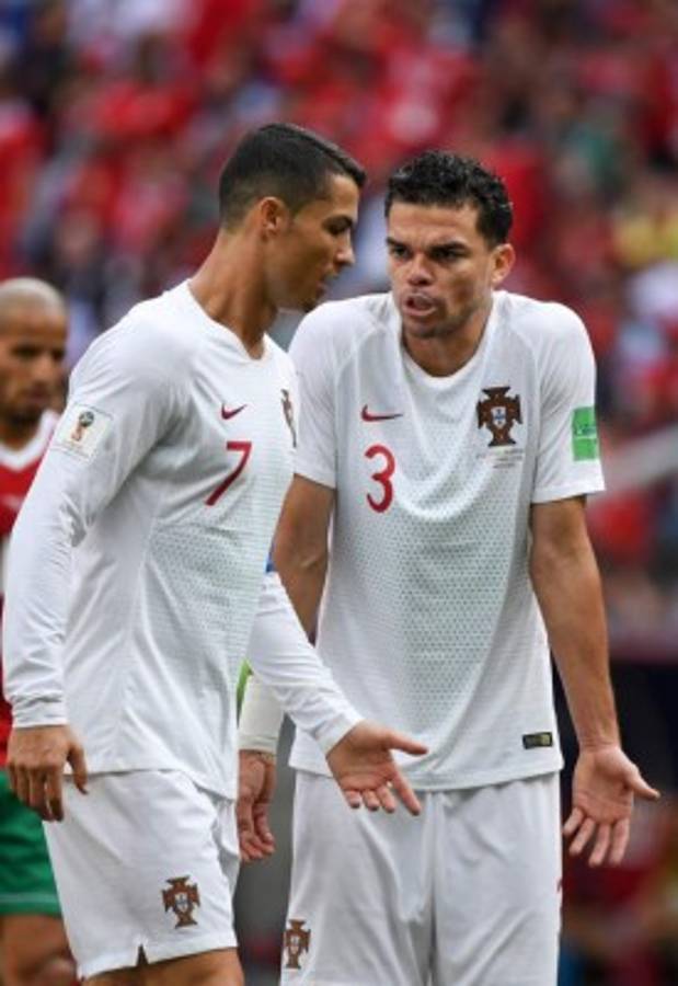 Destrozados: Las desgarradoras imágenes de marroquíes en Rusia y la felicidad de Cristiano