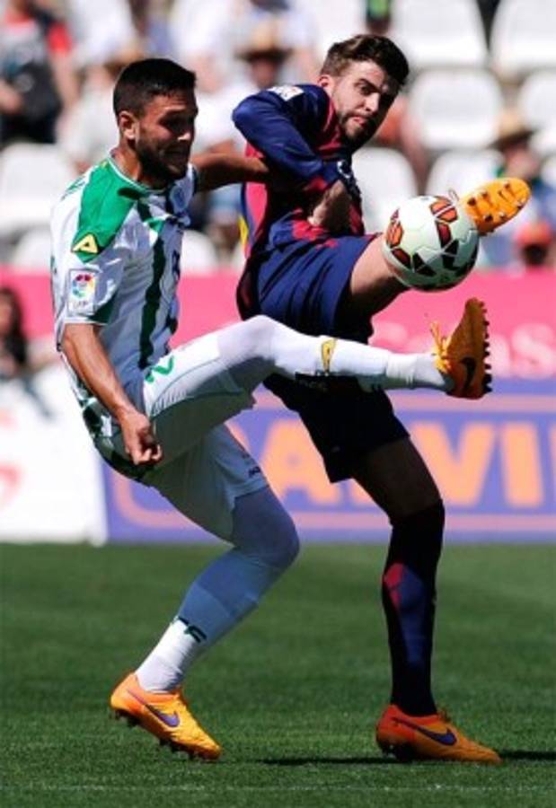 Barcelona demolió por 8 a 0 al Córdoba y se aferra al título .