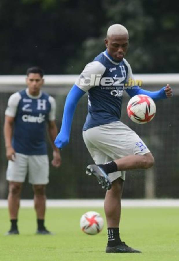 Consejos del Bolillo a un jugador y Kervin Arriaga toma precauciones: Las fotos del entreno de Honduras