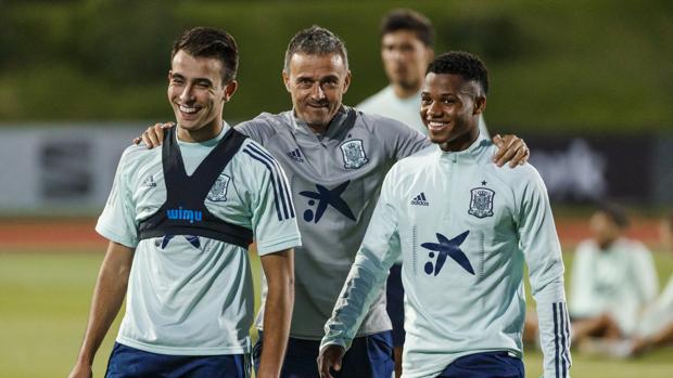 Luis Enrique en un entrenamiento de España con Ansu Fati y Eric García.