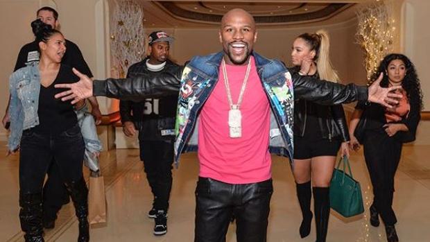 Afirman que Floyd Mayweather ha despilfarrado ya toda su fortuna: “Está en bancarrota y se gastó el dinero en chicas”