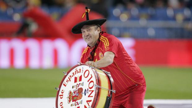 Murió Manolo, el aficionado más popular de España que viajaba con un bombo: asistió a 10 Mundiales y ocho Eurocopas