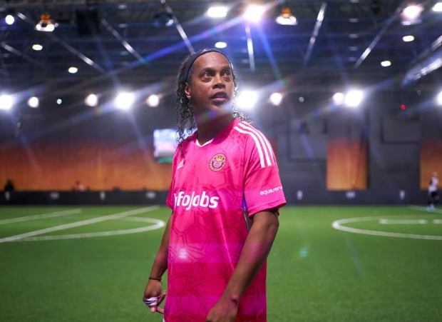 Al descubierto: el increíble salario que cobra Ronaldinho por partido en la Kings League y su cláusula con Piqué