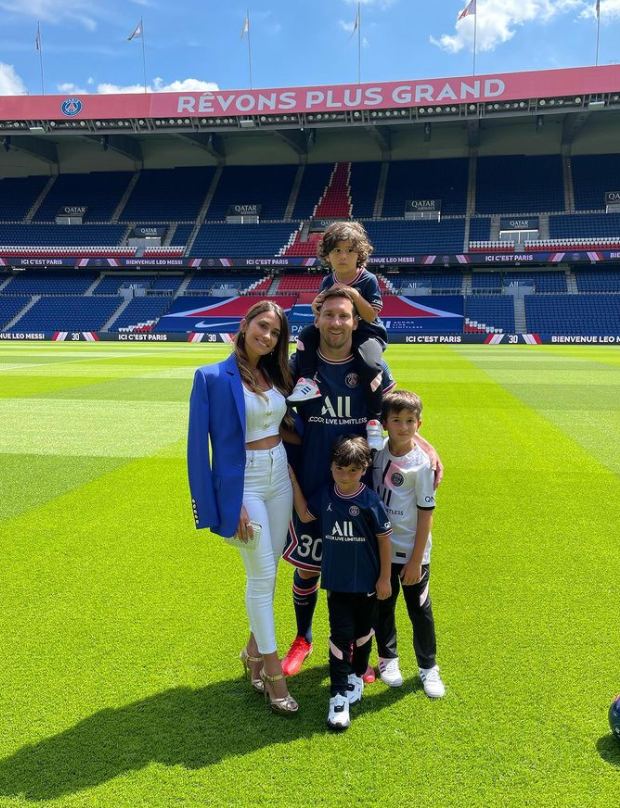 El ‘‘modesto’’ regalo que Messi le dio a su esposa en París: ¿cuánto cuesta el auto eléctrico que maneja Antonela Roccuzzo?