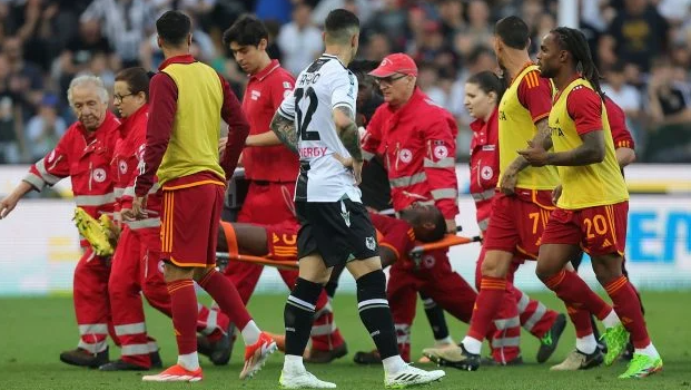 Drama en la Roma: salió jugando, se desploma y el partido queda suspendido